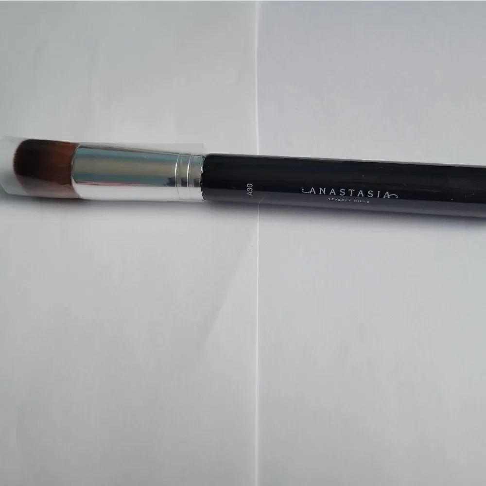 Anastasia Beverly Hills A30 Pro Brush Domed Kabuki Brush